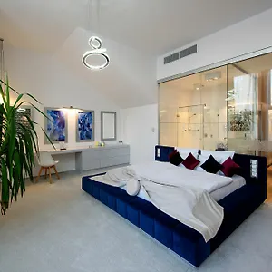 Karoly Corner Residences Apartman