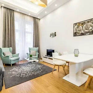 Hello Downtown - Movie Apartman